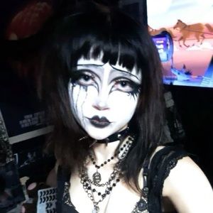 Meet your Posher, Bee